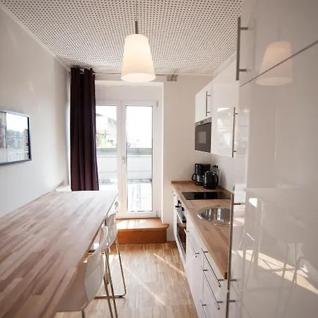 Отель Nonstop Hotel Augsburg - Uebernacht - Hostelhotelhome - Аугсбург